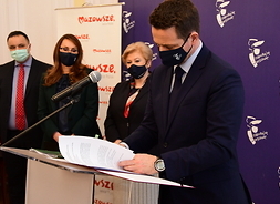 Prezydent Warszawy Rafał Trzaskowski podpisuje umowę na dofinansowanie zakupu karetki dla noworodków