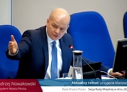 Prezydent Płocka Andrzej Nowakowski przemawia podczas sesji Rady Miasta Płock