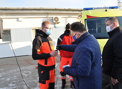 Marszałek Adam Struzik przekazuje ratownikom kluczki do ambulansów