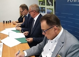 Od prawej marszałek Adam Struzik i starosta żuromiński Jerzy Rzymowski podpisują umowę na dofinansowanie przebudowy drogi