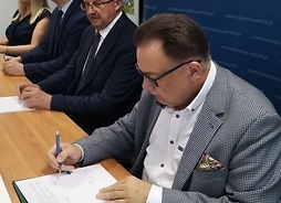 Marszałek Adam Struzik podpisuje umowę