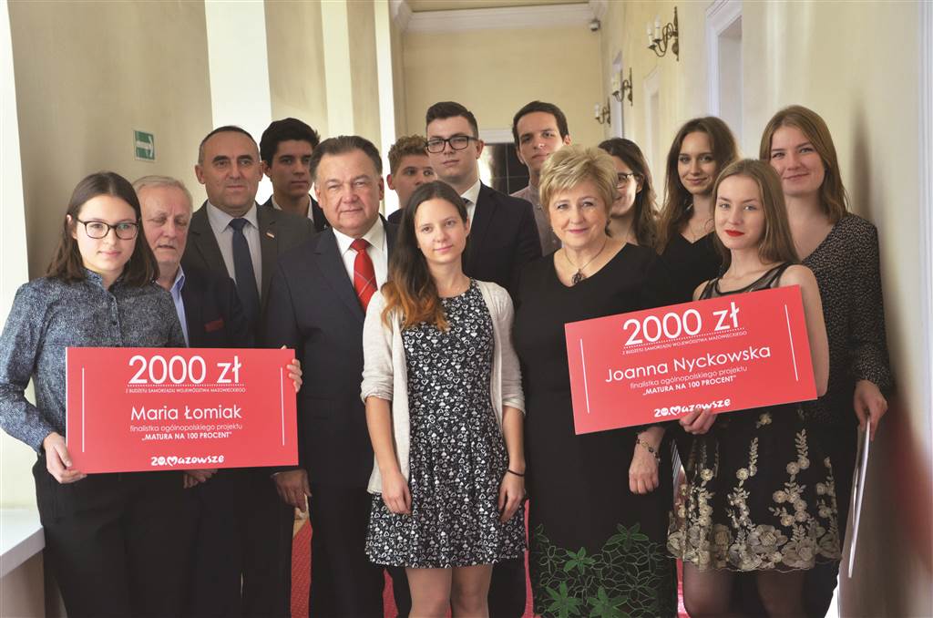 Nagrodzeni maturzyści w towarzystwie marszałków Adama Struzika i Elżbiety Lanc